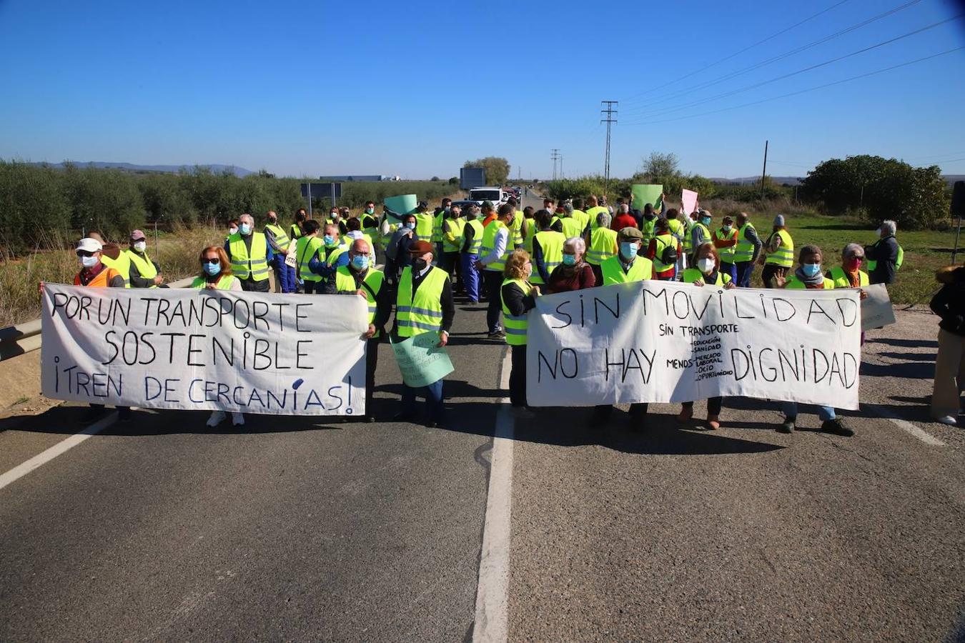 El corte de la A-431 en Almodóvar del Río por el Cercanías, en imágenes