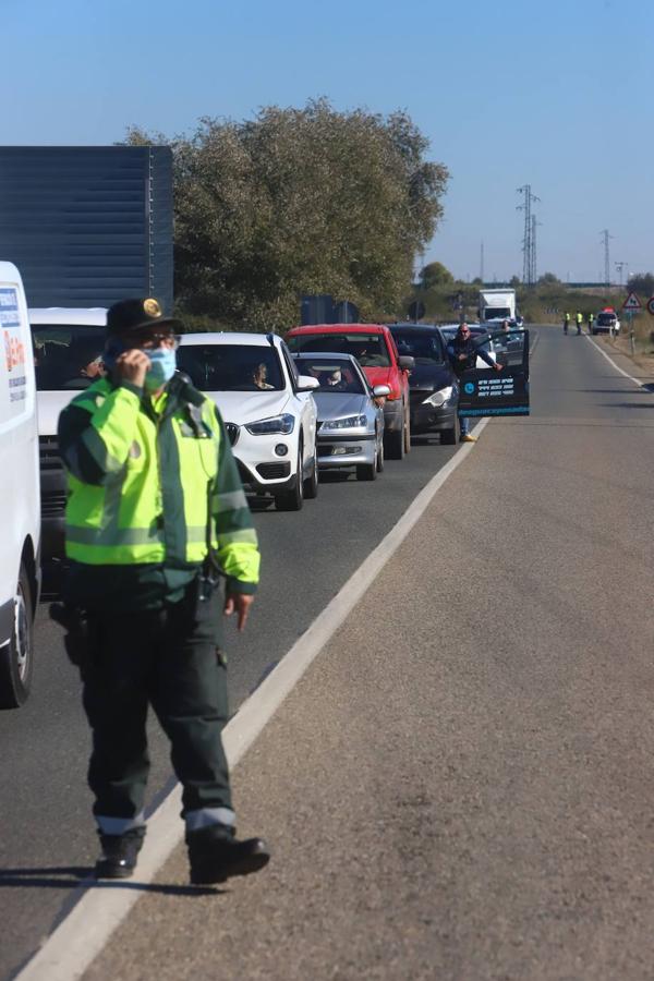 El corte de la A-431 en Almodóvar del Río por el Cercanías, en imágenes