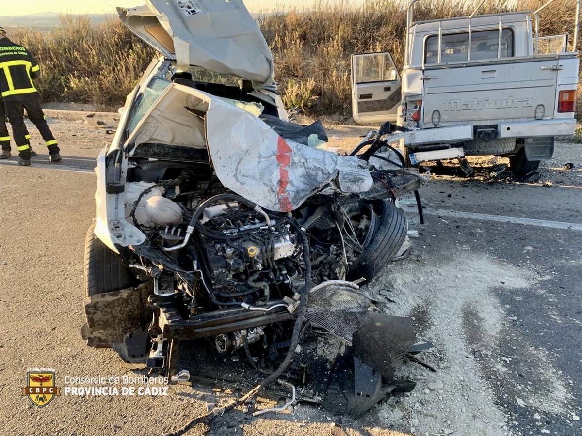 Un muerto y varios heridos en un accidente entre un autobús y un turismo en La Barca