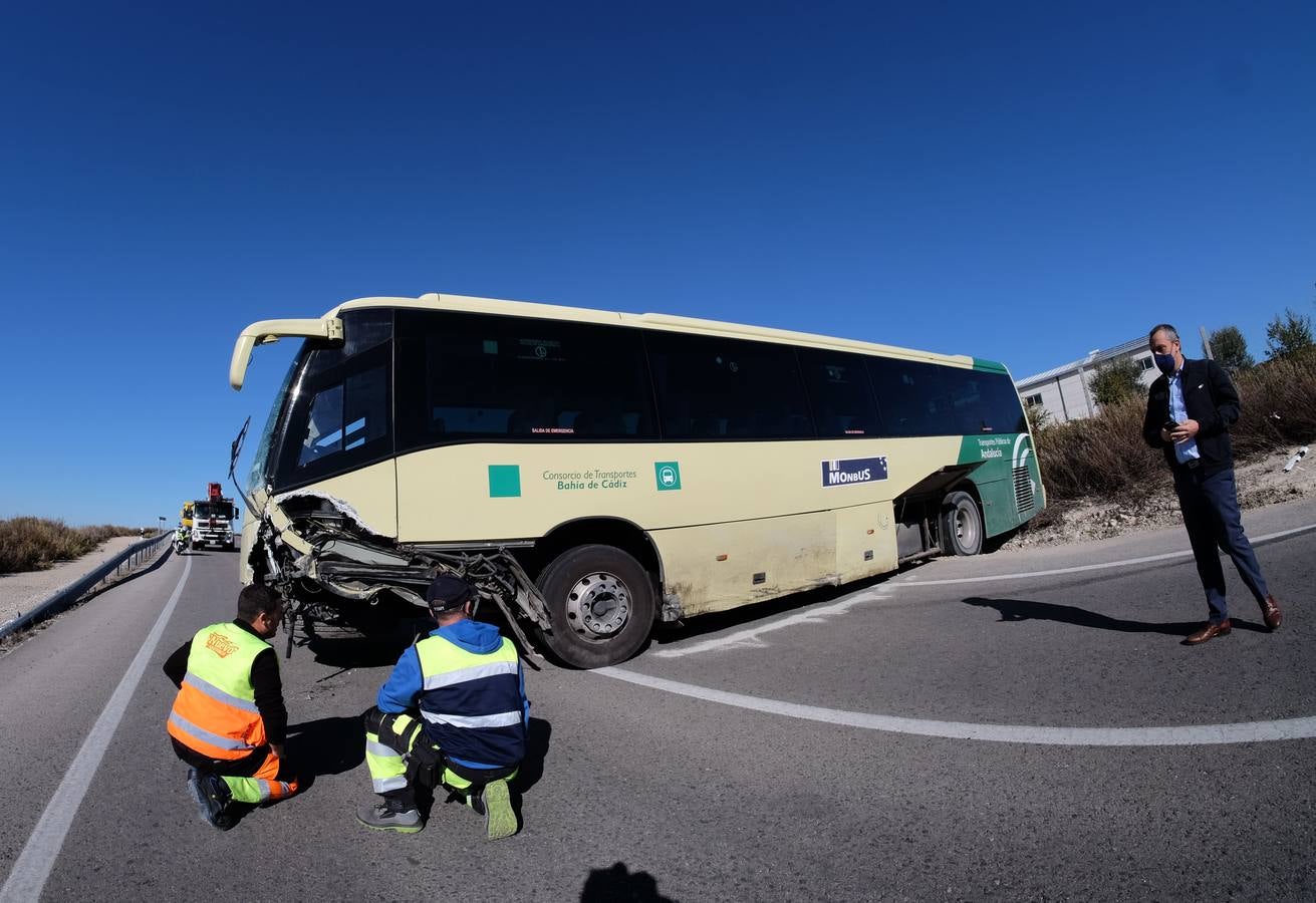 Fotos: Accidente de coche y autobús en La Barca de la Florida