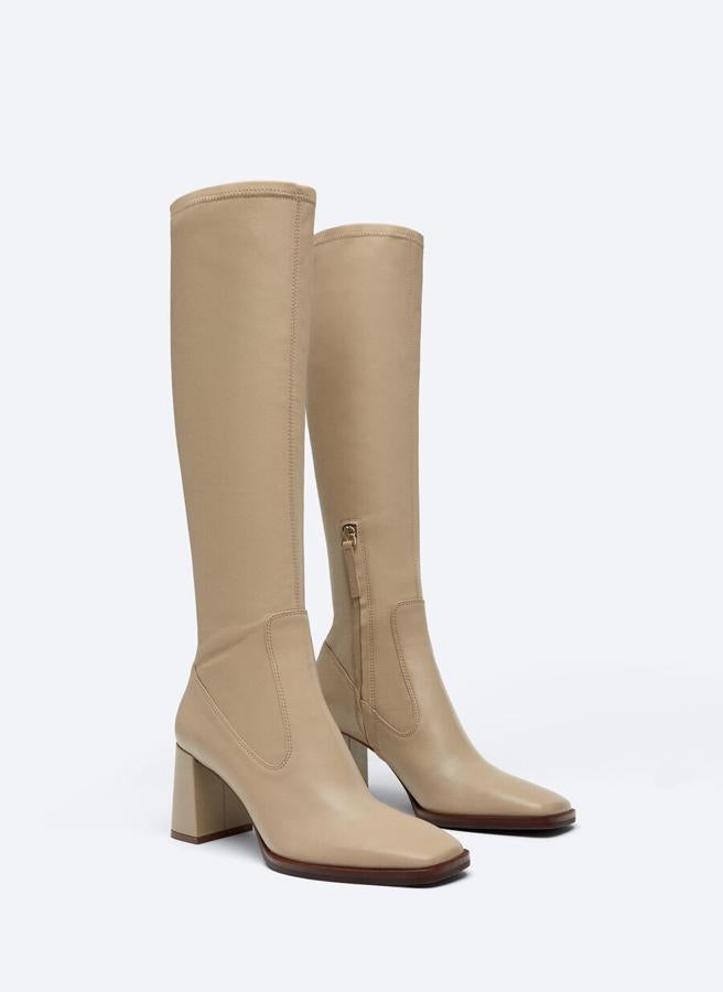 Bota alta de piel elástica en color crudo de Uterqüe. Precio: 169 euros