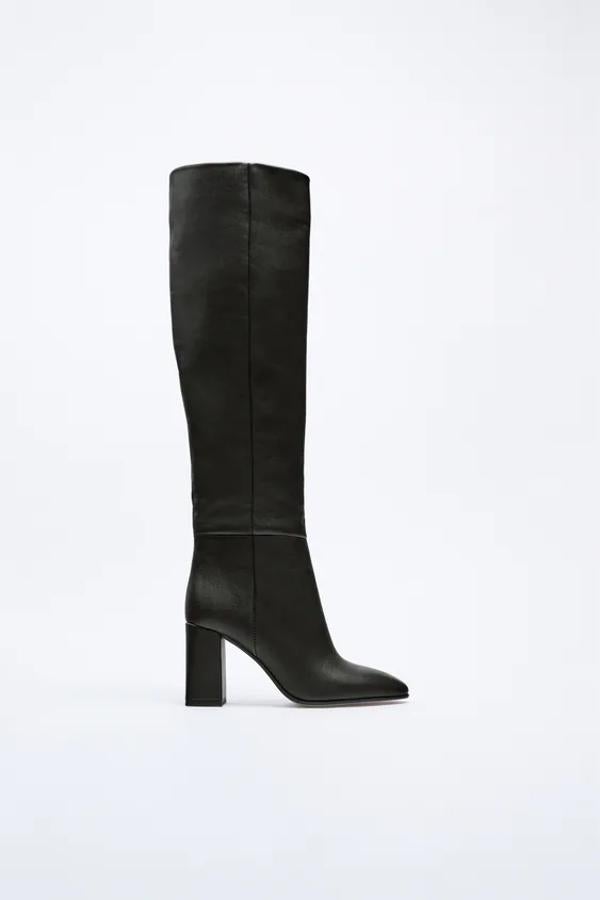 Bota en piel de color negro con caña alta efecto 'slouchy' y tacón forrazo de Zara. Precio: 99,95 euros.