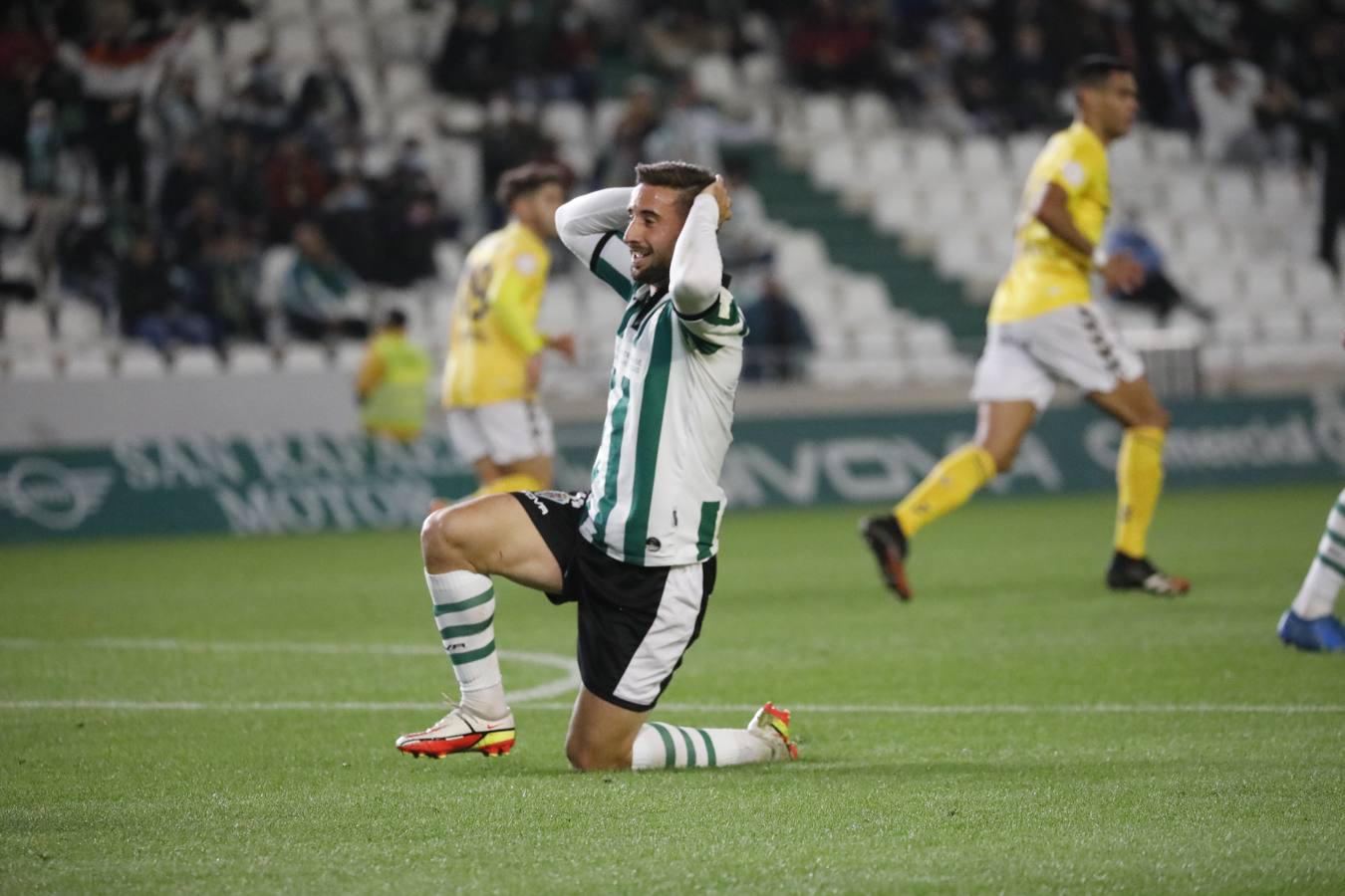 Las mejores imágenes y el ambiente en la grada del Córdoba CF - CD Ebro