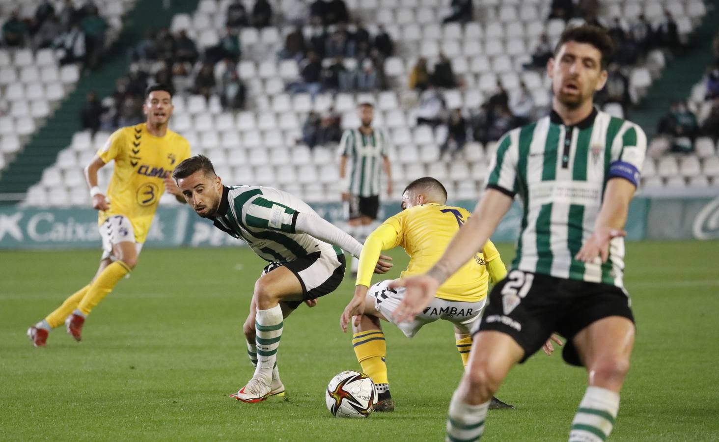 Las mejores imágenes y el ambiente en la grada del Córdoba CF - CD Ebro