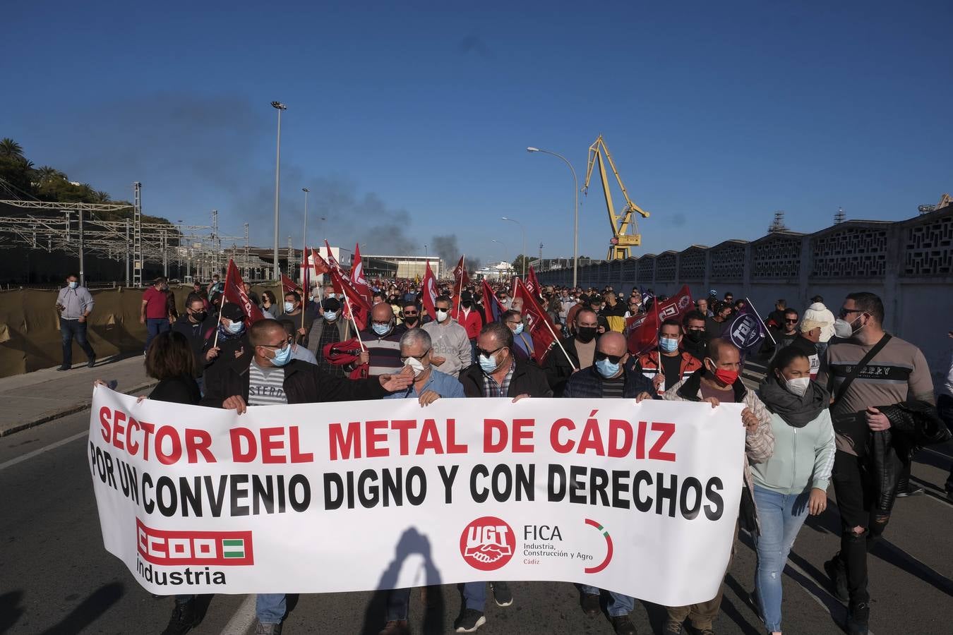 FOTOS: Los trabajadores del Metal cortan las tres principales vías de Cádiz y generan un caos de tráfico