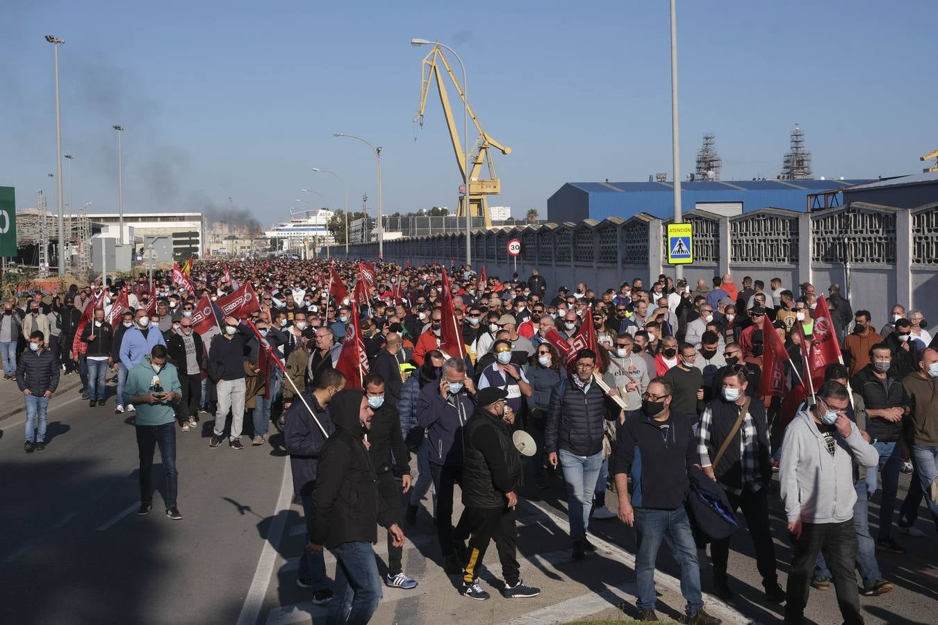 FOTOS: Los trabajadores del Metal cortan las tres principales vías de Cádiz y generan un caos de tráfico