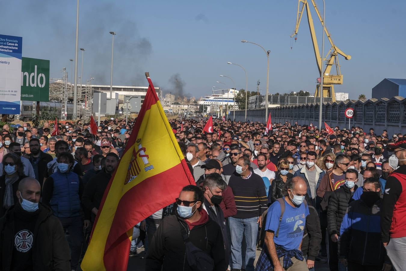 FOTOS: Los trabajadores del Metal cortan las tres principales vías de Cádiz y generan un caos de tráfico