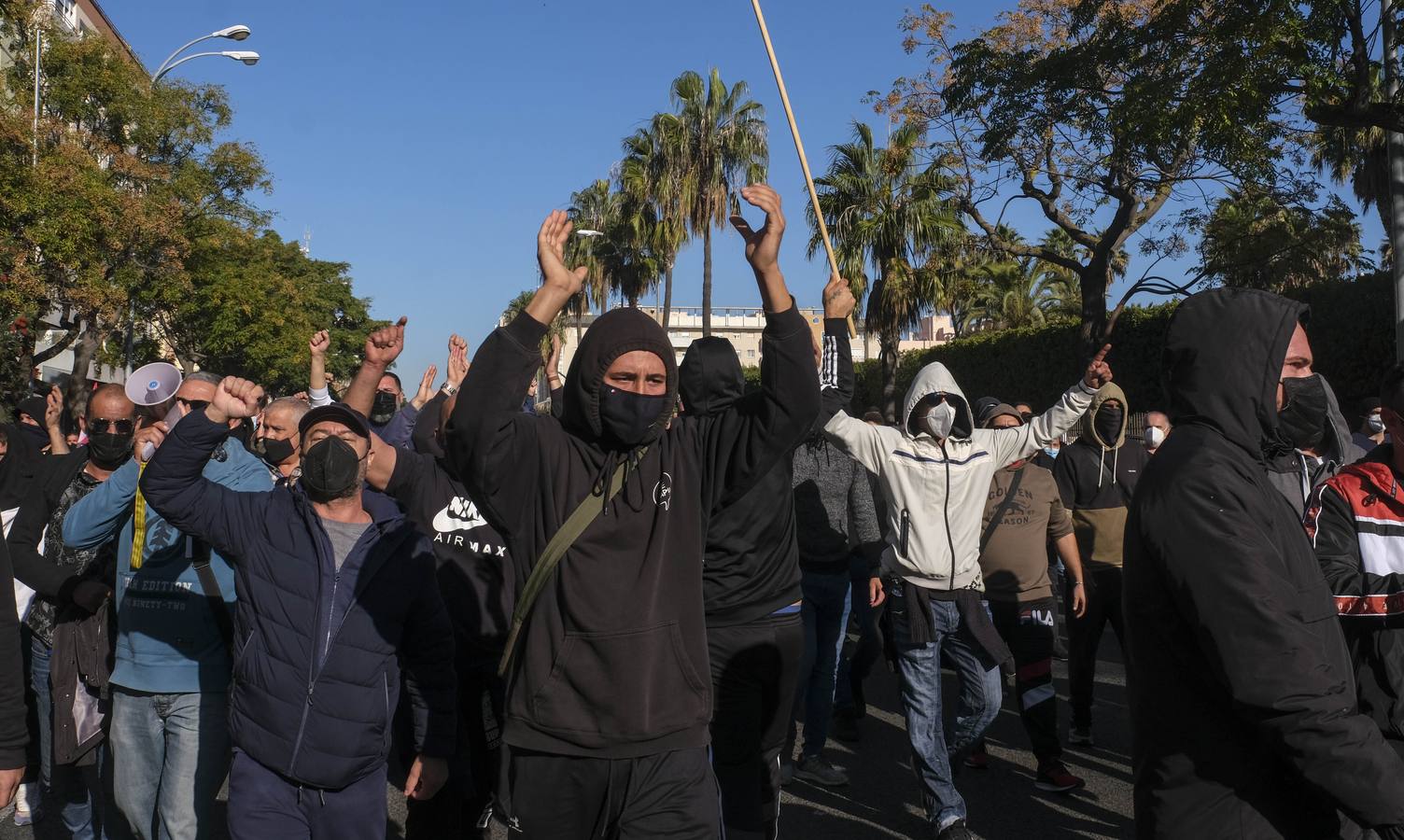 FOTOS: Los trabajadores del Metal cortan las tres principales vías de Cádiz y generan un caos de tráfico