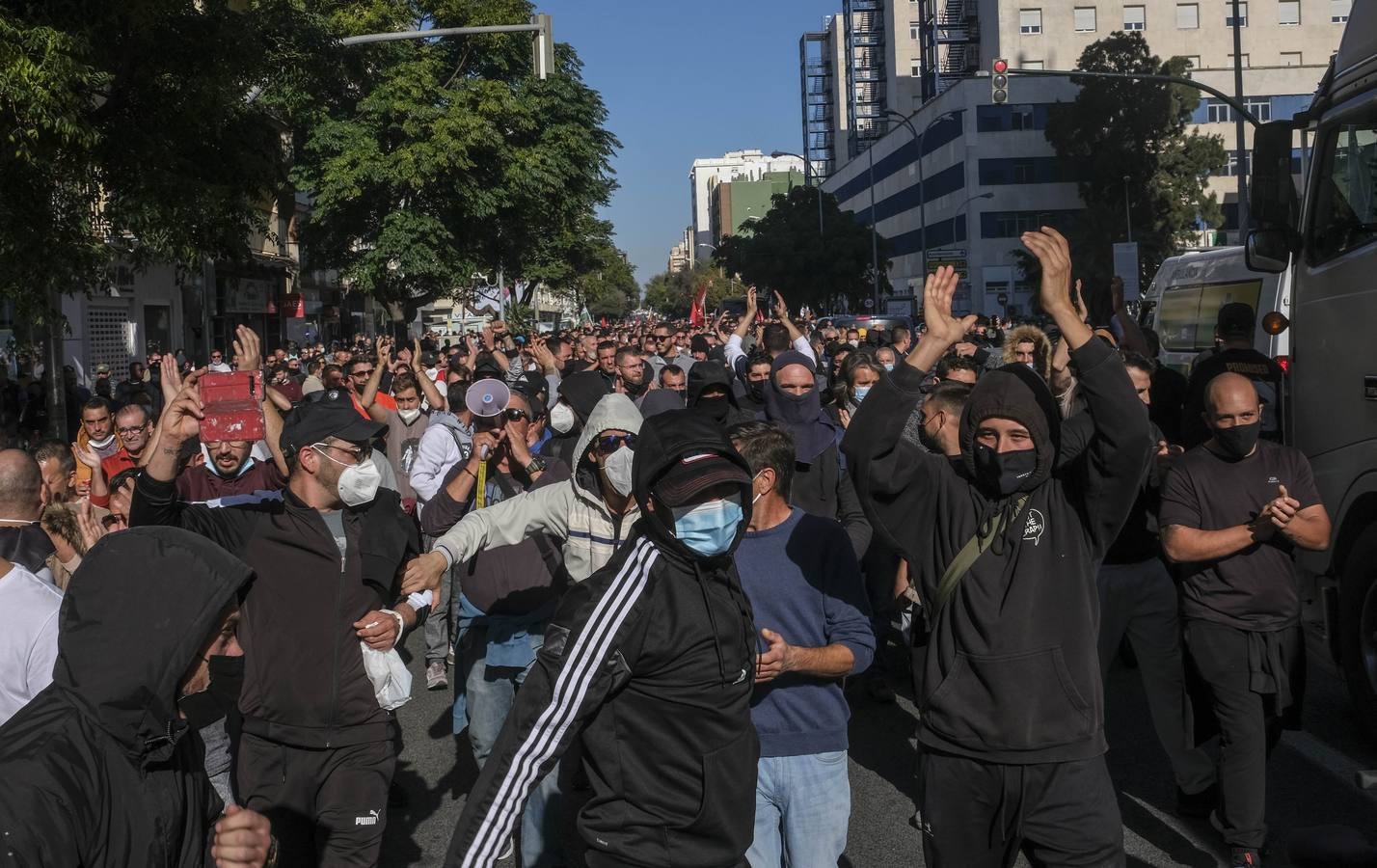 FOTOS: Los trabajadores del Metal cortan las tres principales vías de Cádiz y generan un caos de tráfico