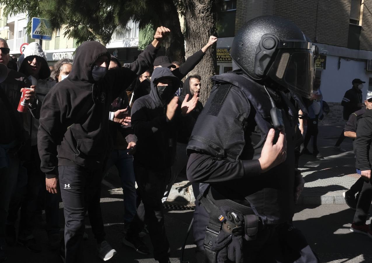 FOTOS: Los trabajadores del Metal cortan las tres principales vías de Cádiz y generan un caos de tráfico