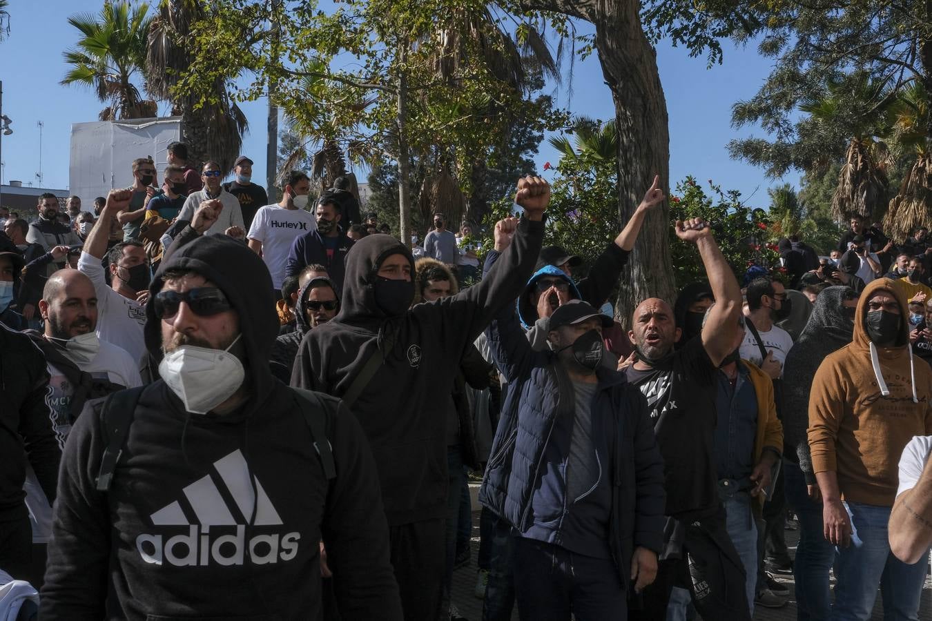 FOTOS: Los trabajadores del Metal cortan las tres principales vías de Cádiz y generan un caos de tráfico