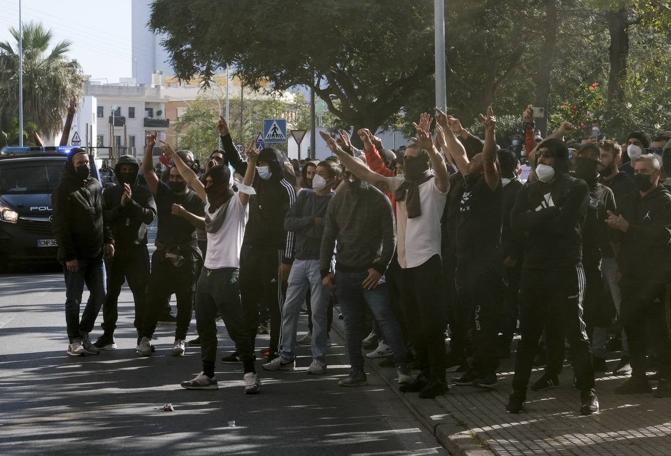 FOTOS: Los trabajadores del Metal cortan las tres principales vías de Cádiz y generan un caos de tráfico