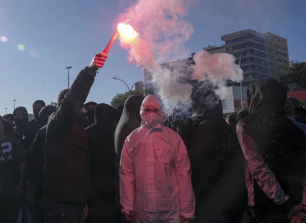 FOTOS: Los trabajadores del Metal cortan las tres principales vías de Cádiz y generan un caos de tráfico