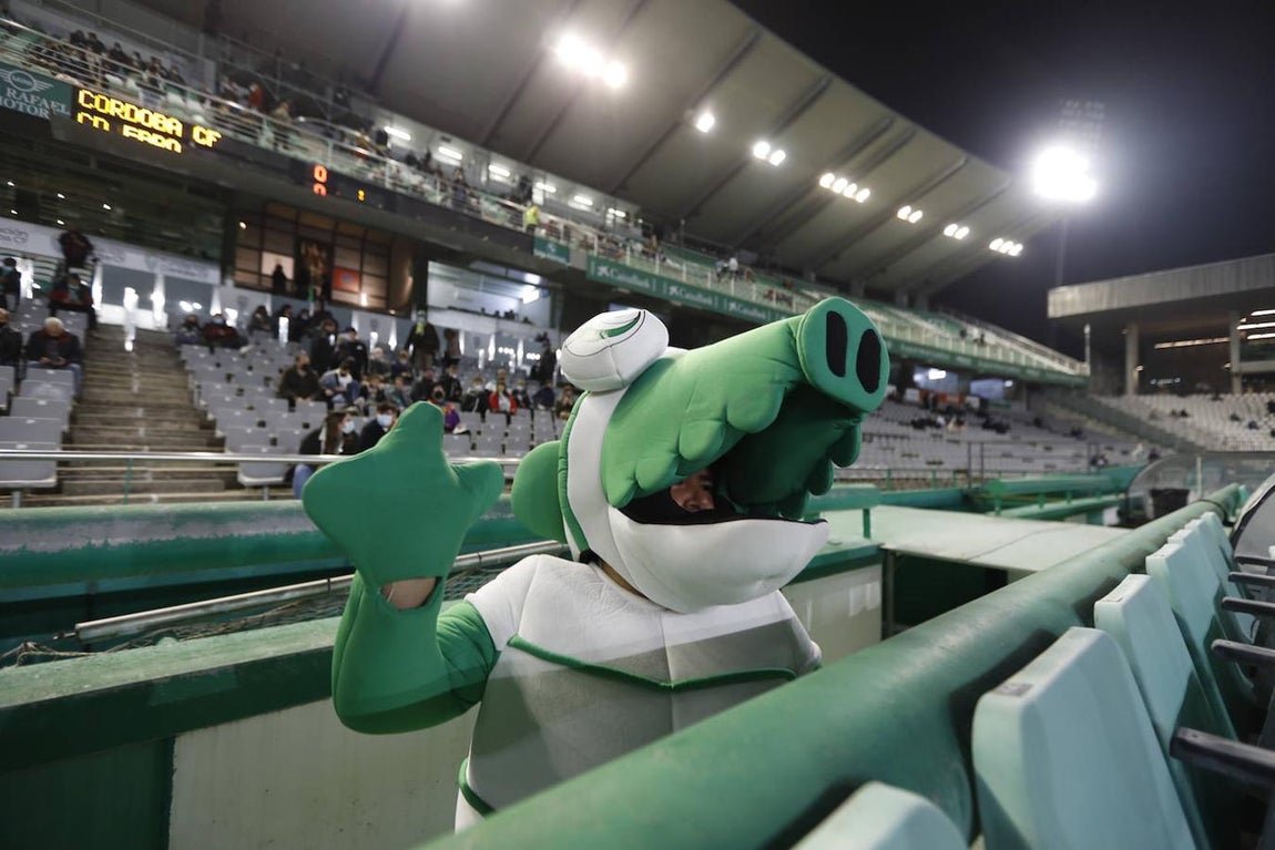 Las mejores imágenes y el ambiente en la grada del Córdoba CF - CD Ebro