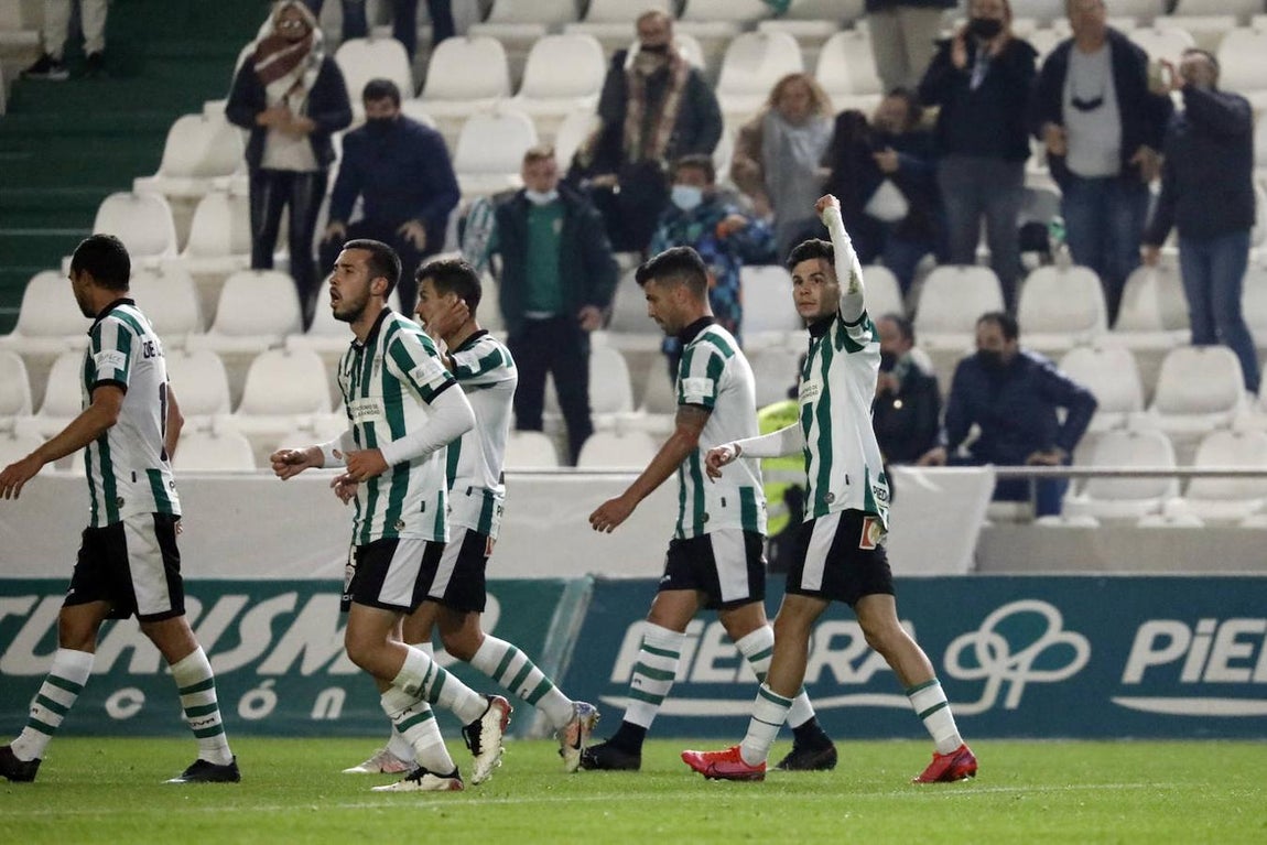 Las mejores imágenes y el ambiente en la grada del Córdoba CF - CD Ebro