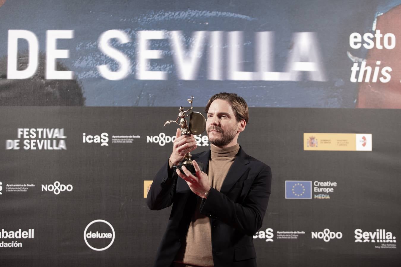 Daniel Brühl recibe el Premio Ciudad de Sevilla, en imágenes