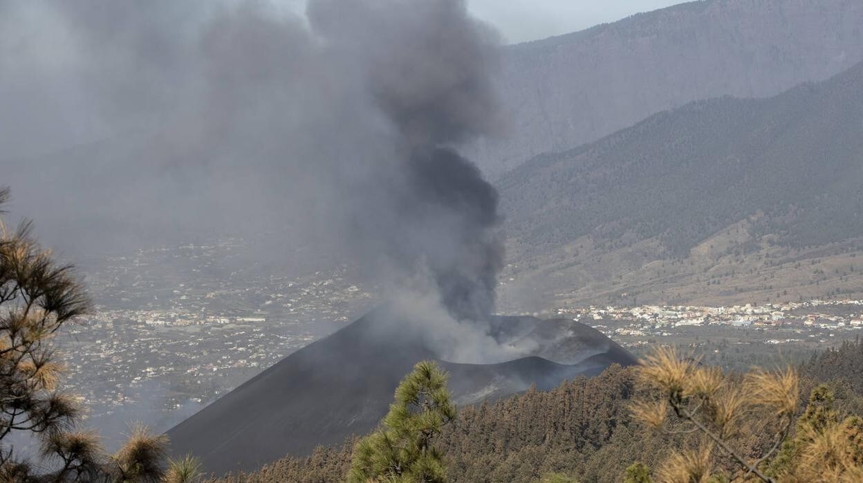 Viaje a la zona de exclusión del volcán: a 300 metros del fenómeno natural que asola La Palma, en imágenes