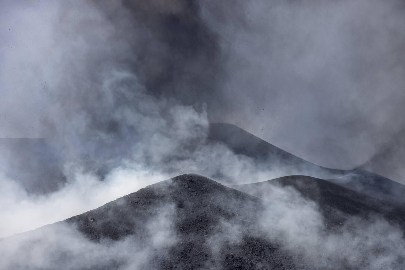 Visto a la luz del día es un espectáculo en blanco y negro, arroja cenizas y humo a altísimas temperaturas, se forman nubes de vapor en toda la gama de grises y da la sensación de que allí es imposible la vida. 