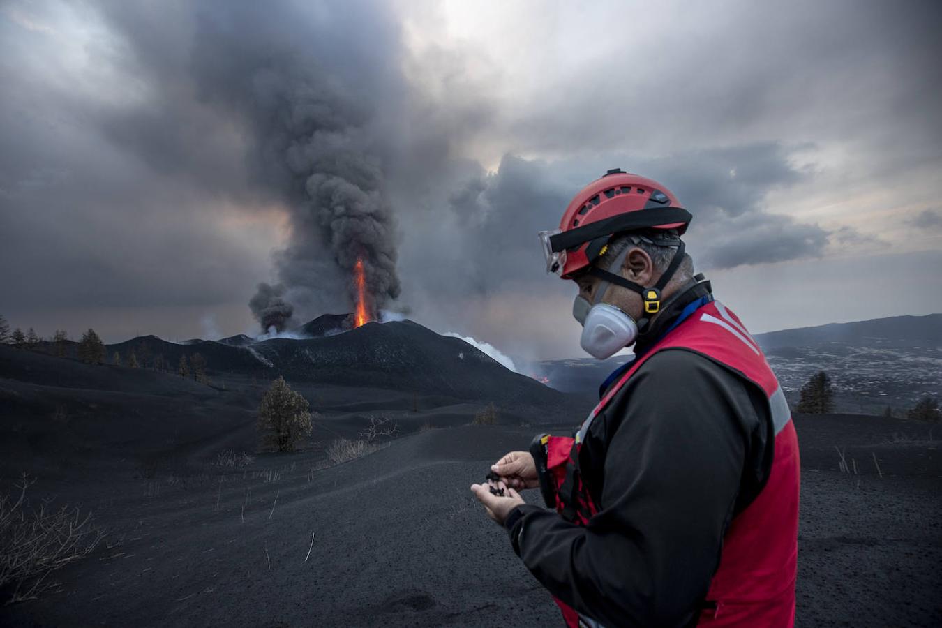Stravos Meletlides observa en sus manos los piroclastos que expulsa el volcán de Cumbre Vieja. Tienen distinto nombre para clasificarlos según su tamaño: cenizas, lapilli, bombas y escorias. 