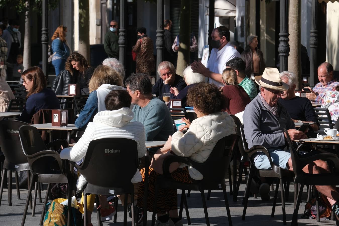 Los comercios de los cascos históricos recobran algo de pulso