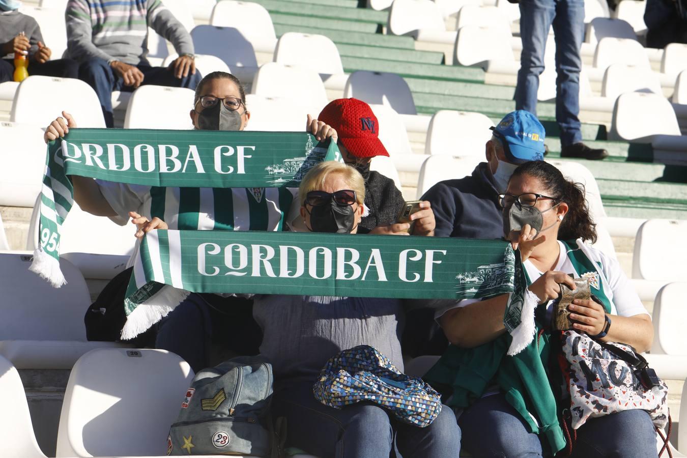 La grada del Córdoba-Cacereño, en imágenes