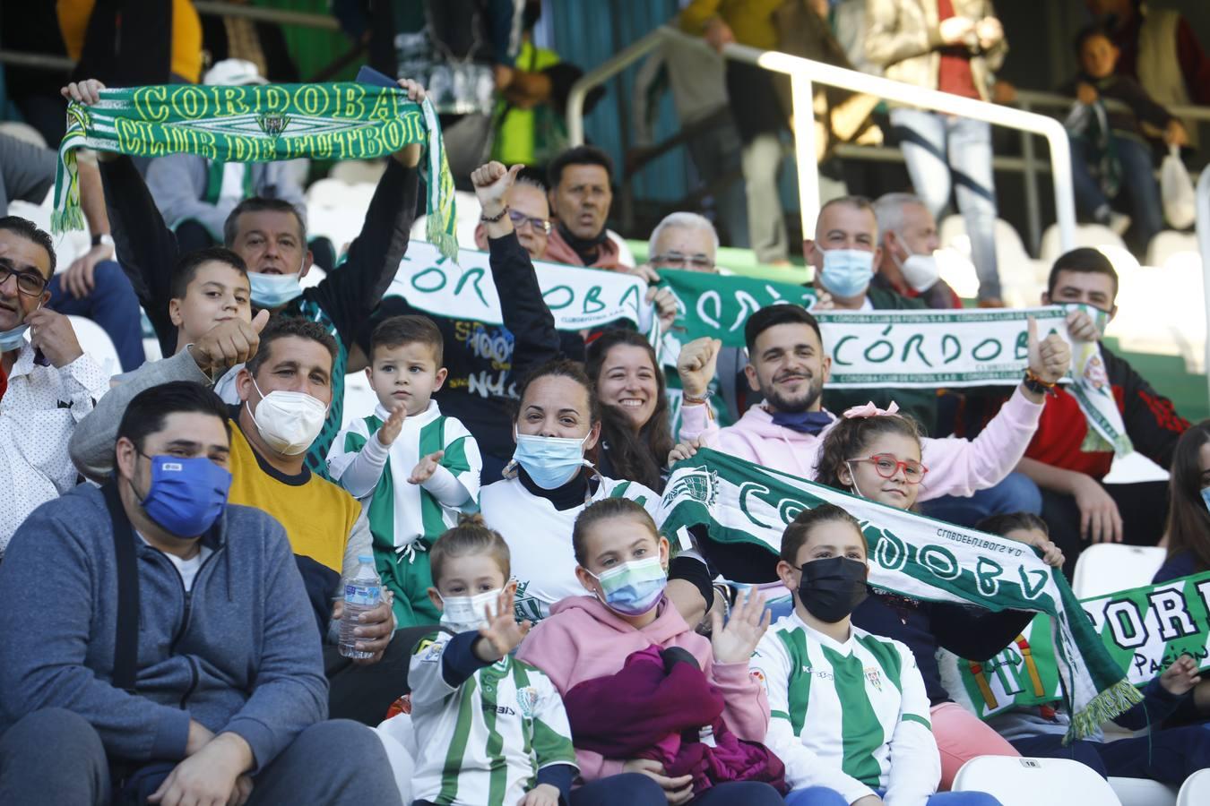 La grada del Córdoba-Cacereño, en imágenes