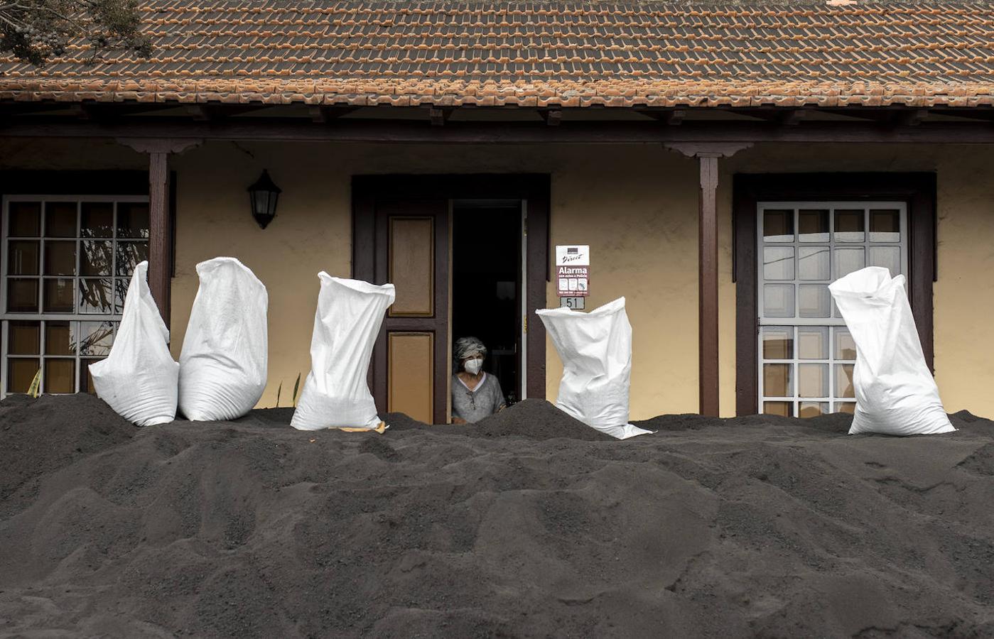 Todo San Nicolás en su cementerio: por la vida bajo tierra, por la desolación, por lo gris del ambiente, por el silencio solo interrrumpido por los rugidos del volcán. 