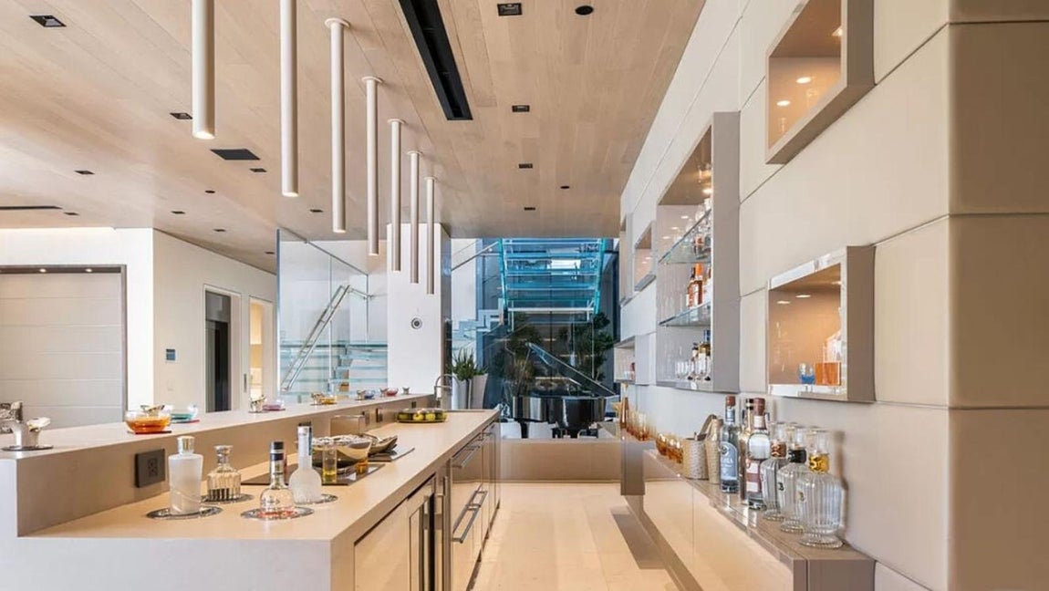 Así es por dentro la mansión más lujosa de Malibú. La paleta de color se centra en la gama de los colores neutros con una mezcla de materiales con los que se crea un ligero contraste y donde predominan los acabados metalizados y con cristales.