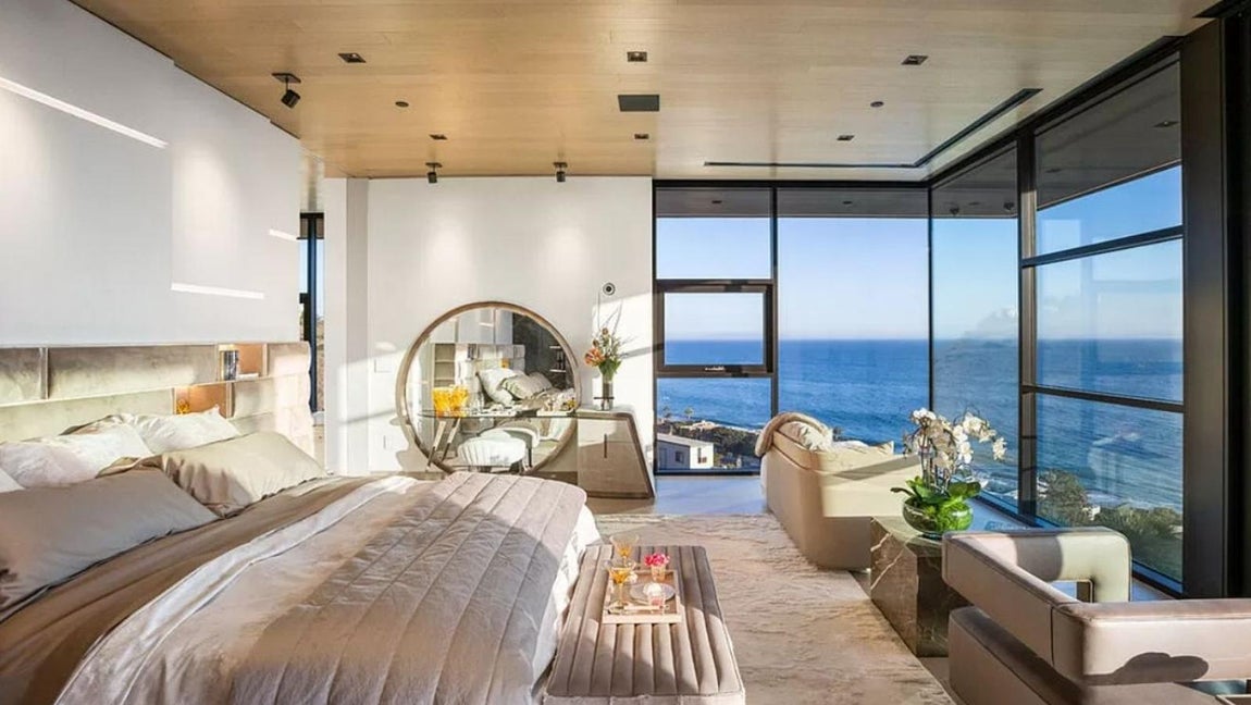 Así es por dentro la mansión más lujosa de Malibú. Entre otras comodidades, tiene un garaje para tres coches y un sistema de seguridad propio.