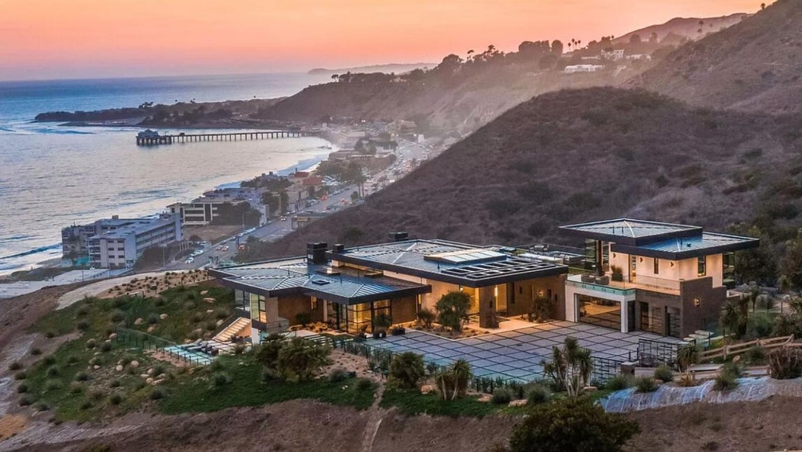 Así es por dentro la mansión más lujosa de Malibú. La residencia se encuentra en la cima de una colina que le confiere unas vistas de ensueño del Océano Pacífico. Está ubicada en el distrito de Carbon Beach, uno de los más exclusivos de la zona, en un terreno de 9 hectáreas con una vasta vegetación que hace que se vea todavía más apetecible.