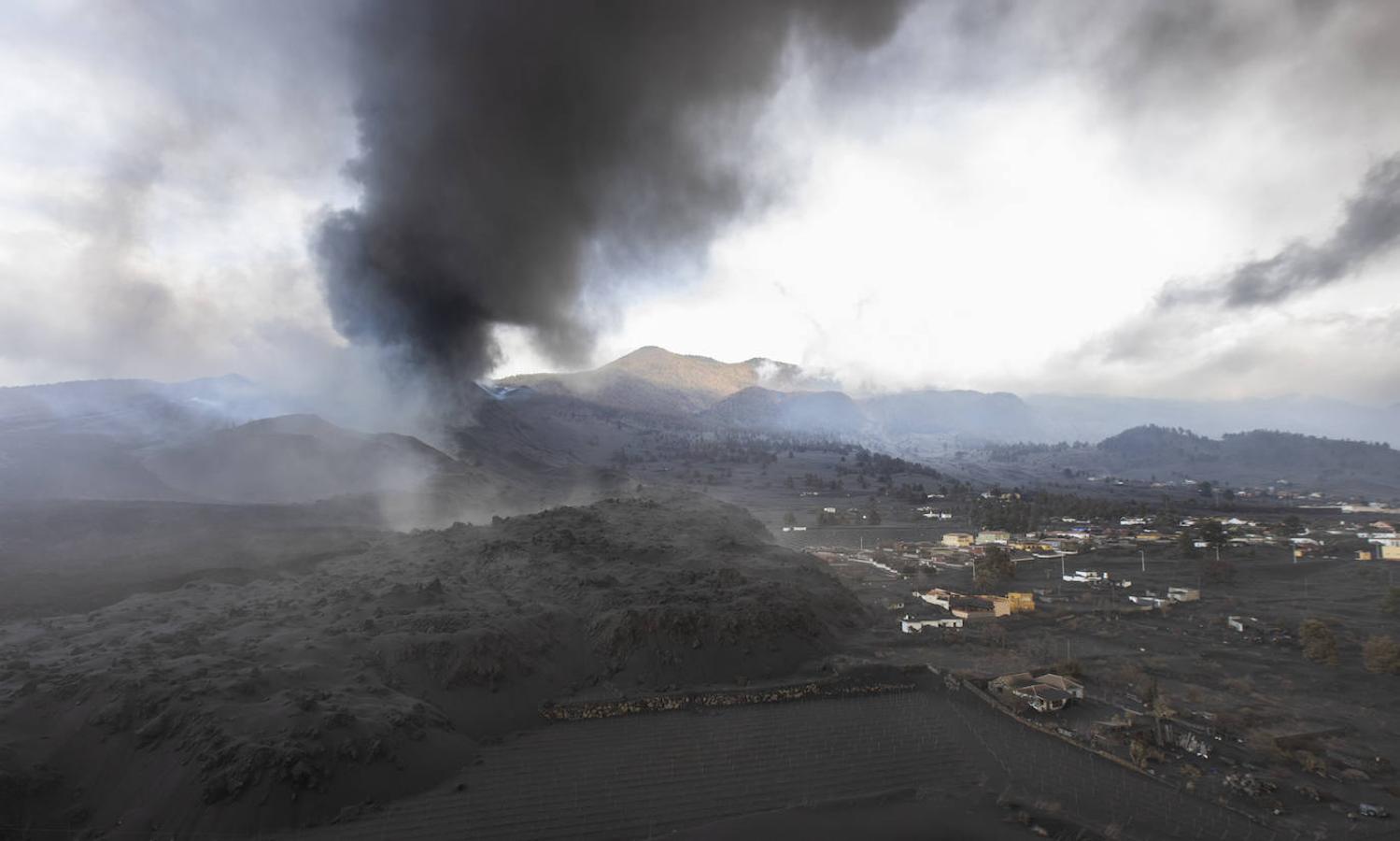 Desde la montaña del Cogote la vista del Barrio de San Nicolás y sus alrededores en Las Manchas es apocalíptica. El volcán Cumbre Vieja al fondo sigue en erupción y la ceniza, acumulada en varios metros de la altura, cubre las calles y casas. 