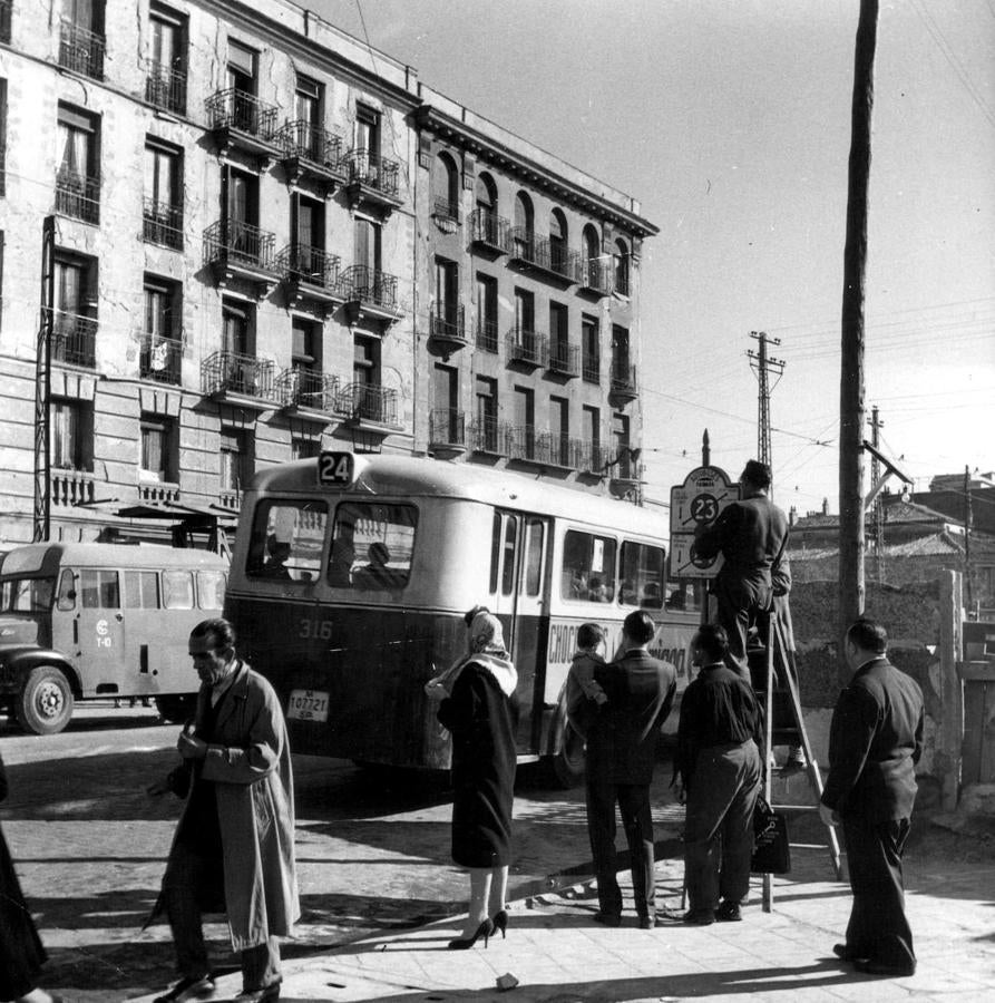 Pasajeros esperando a coger las nuevas líneas de autobuses que llegaban hasta el puente de vallecas, en 1953.. 