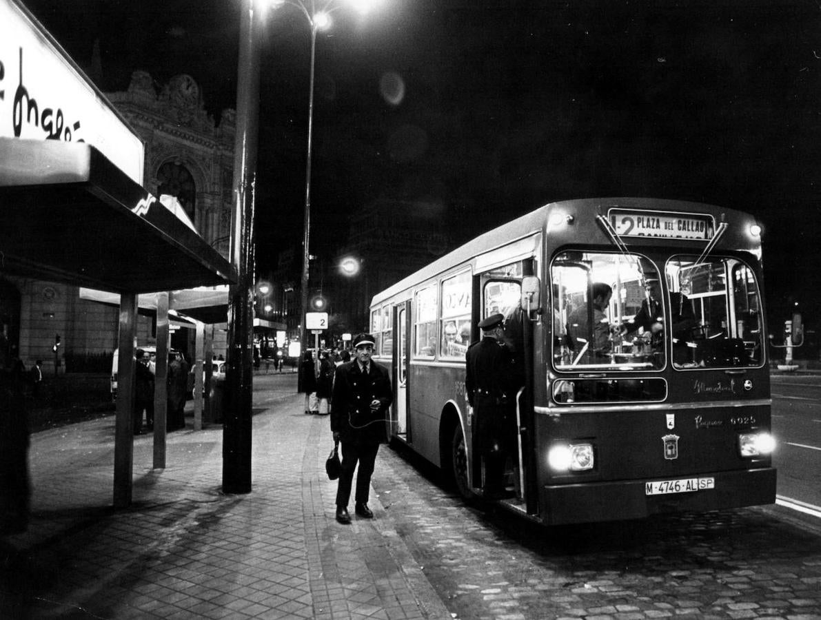 Servicio nocturno de autobuses, al paso por la plaza de Cibeles, en 1975. 