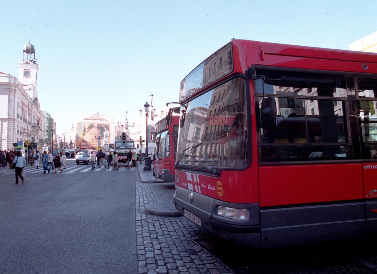 En 1973, los vehículos de transporte público de superficie empezaron a cambiar el color azul, que hasta entonces les había sido característico, por el rojo.. 