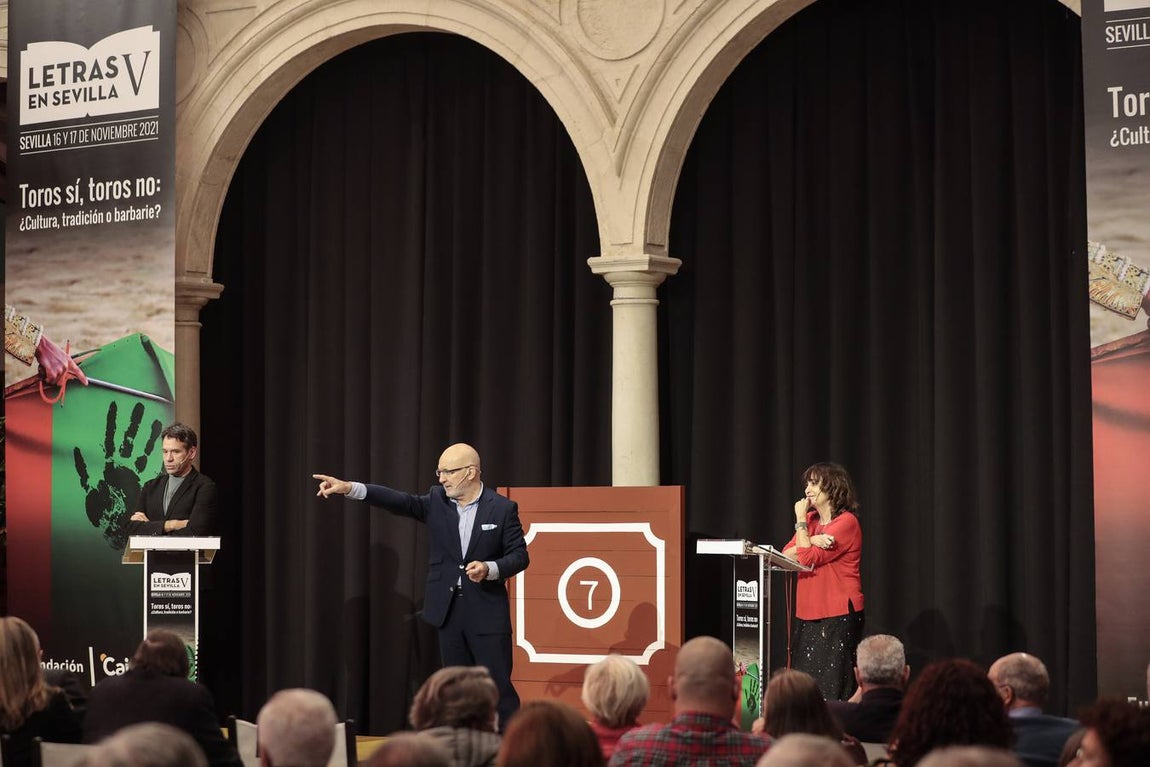 En imágenes, &#039;Toros sí, toros no: ¿cultura, tradición o barbarie?&#039; en el ciclo &#039;Letras de Sevilla&#039;