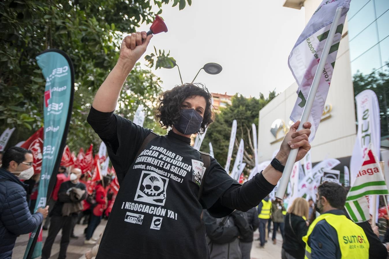 La protesta de empleados de Unicaja por el ERE, en imágenes