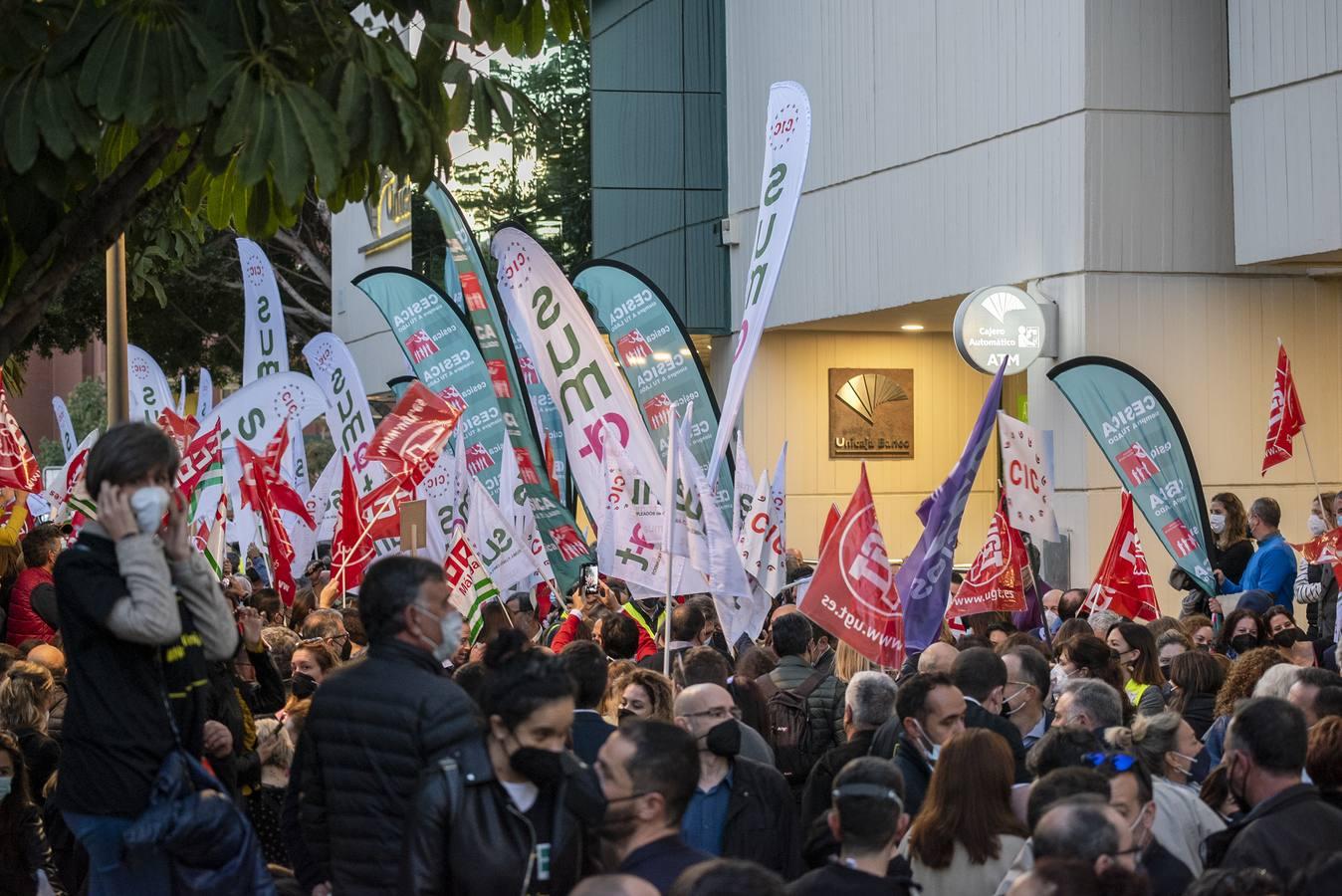 Un millar de empleados de Unicaja protestan en la calle al no acercar posturas con el banco sobre el ERE