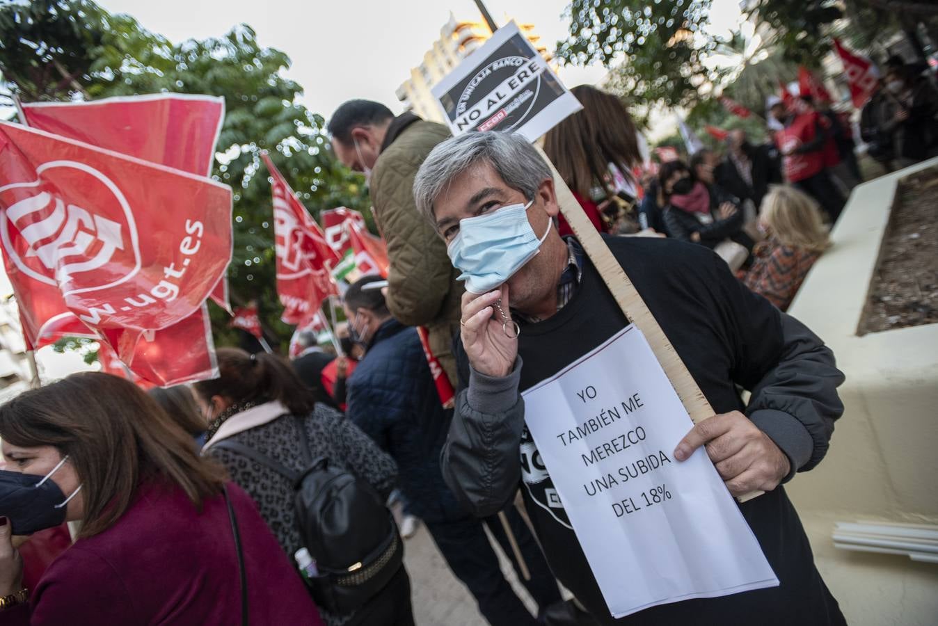 La protesta de empleados de Unicaja por el ERE, en imágenes