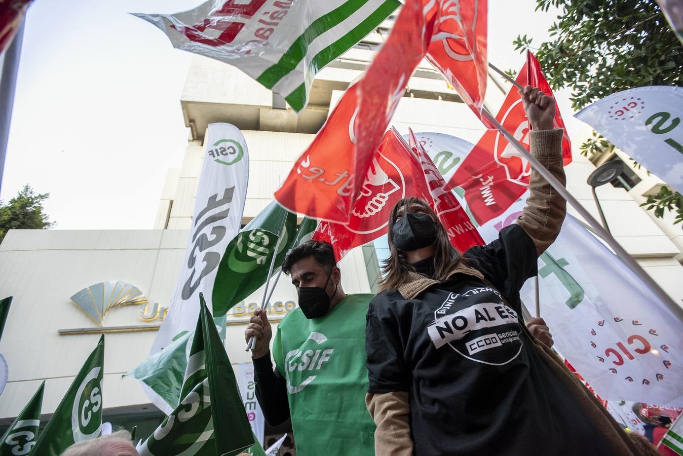 La protesta de empleados de Unicaja por el ERE, en imágenes