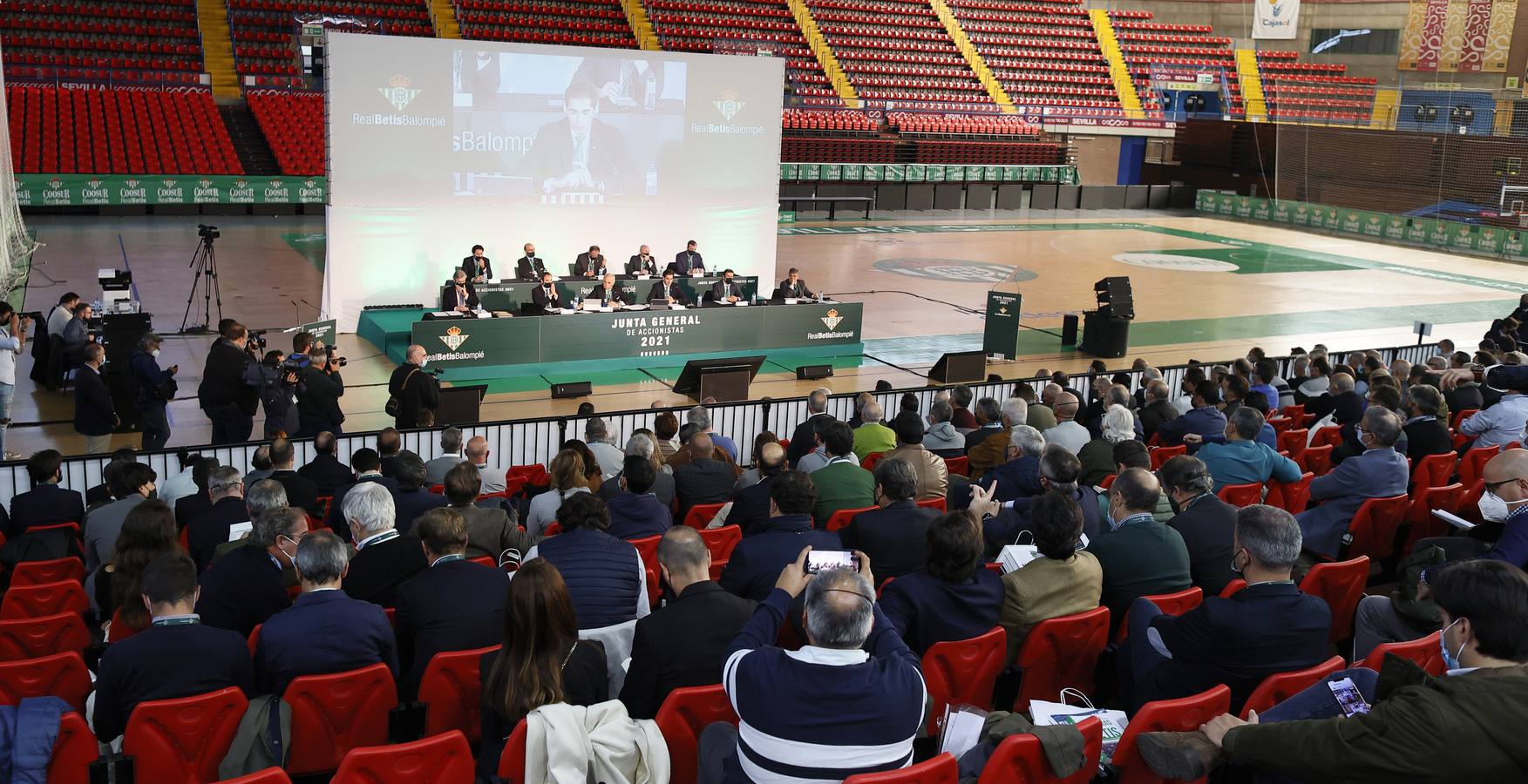 En imágenes, la junta general de accionistas del Real Betis Balompié