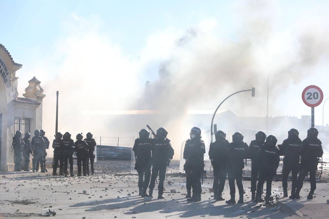 Fotos: La Policía actúa en la protesta del Metal en Cádiz