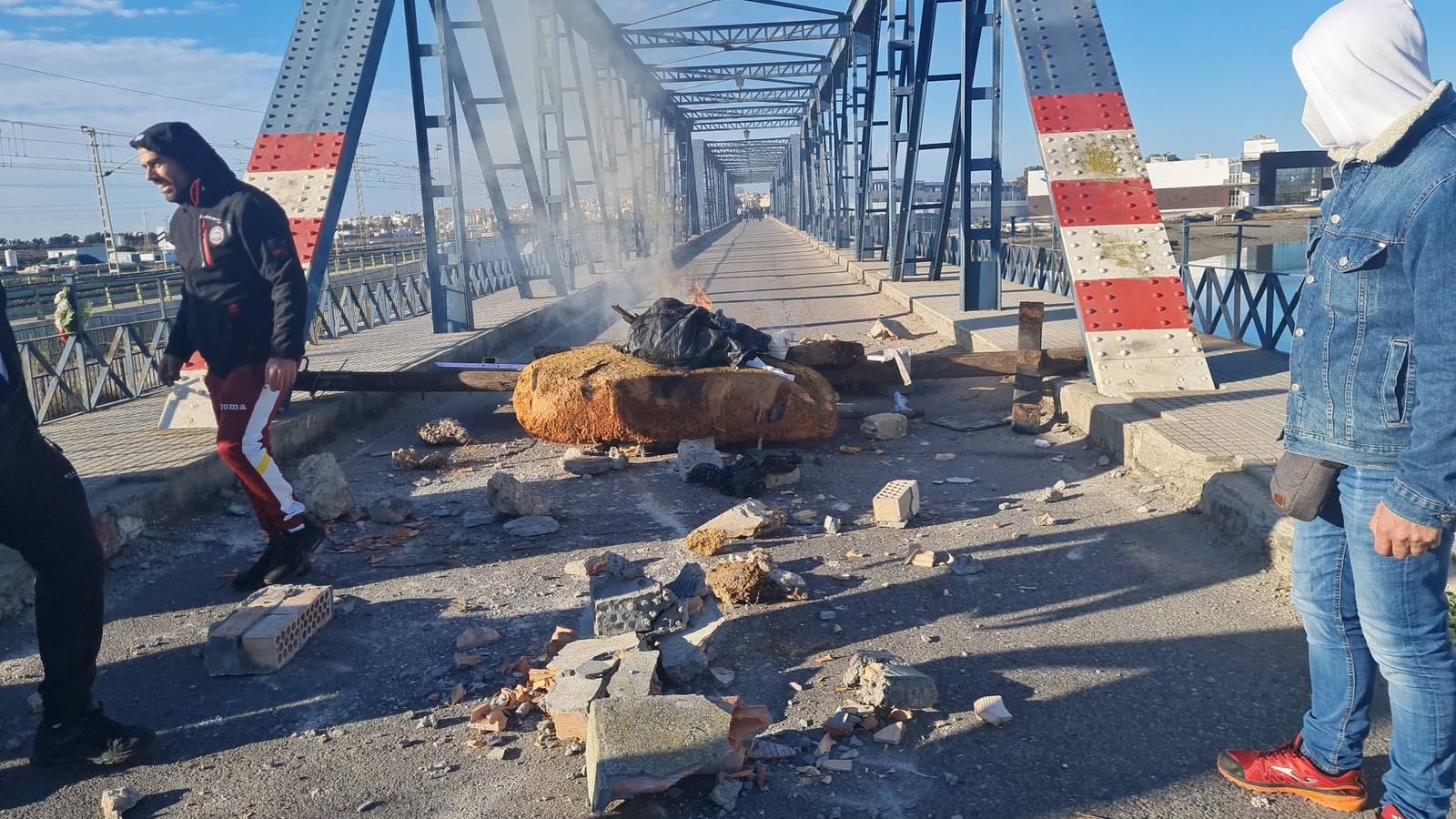 Fotos: Tensión en el Puente de Hierro en San Fernando