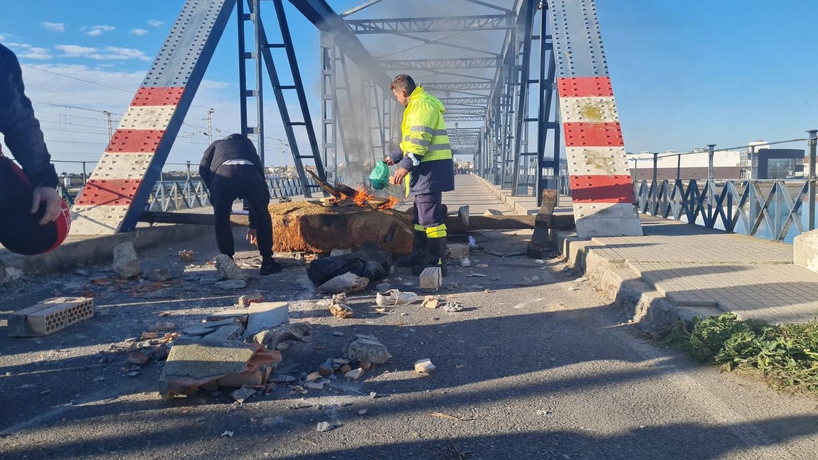 Fotos: Tensión en el Puente de Hierro en San Fernando