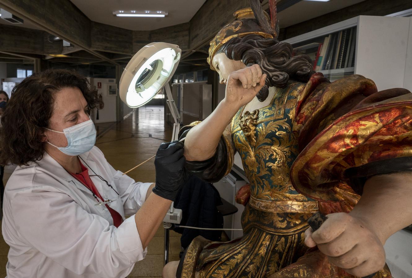 Marta Fernández de Córdoba trabaja sobre la talla del Arcángel San Miguel de María Luisa Roldán, más conocida como La Roldana, llegado del Museo Diocesano de Córdoba. 