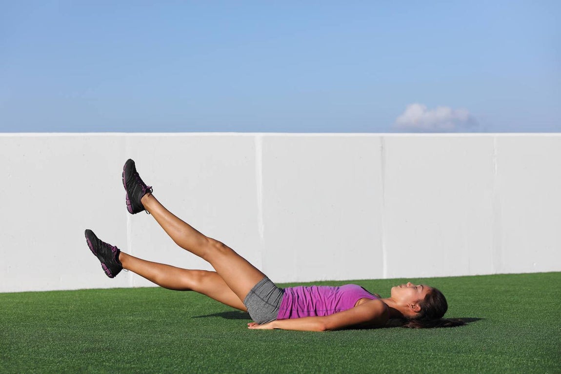 Aleteo de piernas. Con el 'flutter kicks' se trabajan, principalmente, el recto mayor del abdomen y oblicuos. Para realizar este ejercicio hay que estar tumbado boca arriba con las piernas estiradas. Coloca tus manos debajo de tus glúteos para proteger la zona lumbar y levanta las piernas de forma alterna, primero una y después otra. Mientras se ejecuta el movimiento, los pies y la cabeza no deben tocar el suelo.