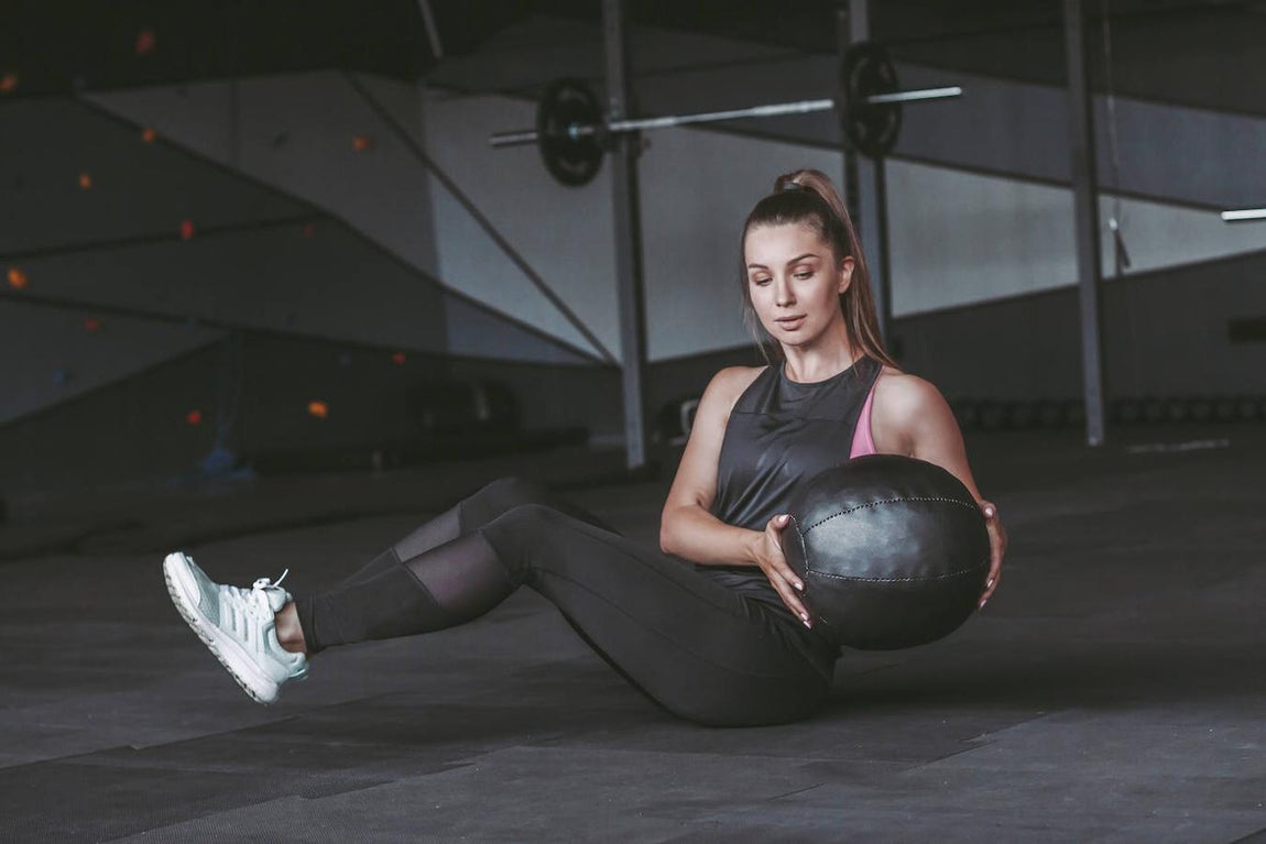 Giros rusos. Para realizar esta práctica debes contar con un balón medicinal o una pesa. Entonces, sentado, con el cuerpo un poco hacia atrás, las piernas flexionadas y los pies un poco levantados del suelo, gira el torso moviendo contigo el accesorio que hayas elegido. Recuerda contraer siempre el abdomen y no arquear la columna. Los principales ejercicios que se trabajan son los oblicuos y el recto abdominal.