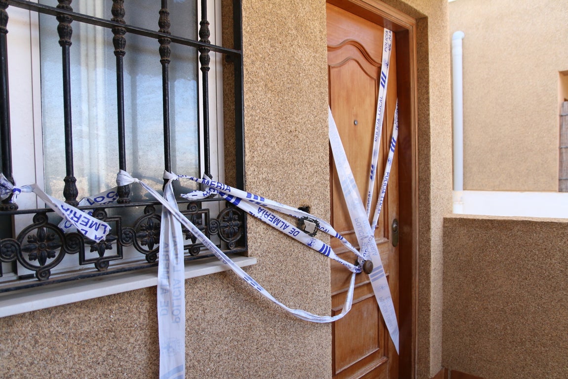 En imágenes,  el inmueble en el que han muerto tres personas en un incendio &#039;intencionado&#039;en Almería