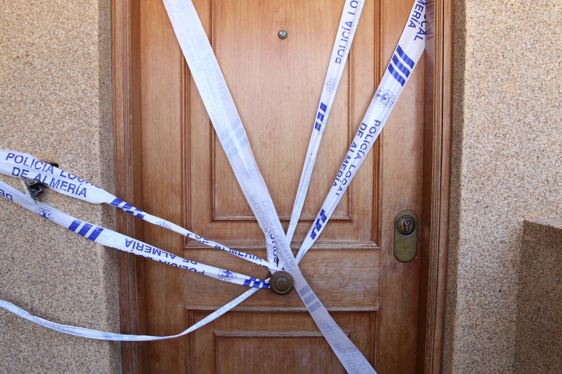 En imágenes,  el inmueble en el que han muerto tres personas en un incendio &#039;intencionado&#039;en Almería