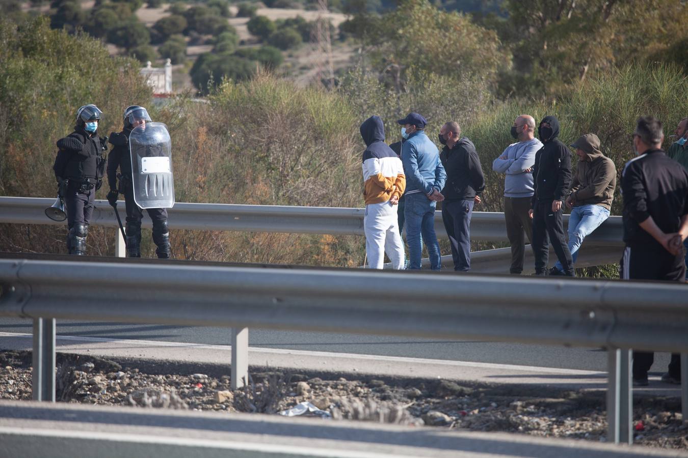 Piquetes cortan la carretera que comunica con el hospital de la Línea de la Concepción