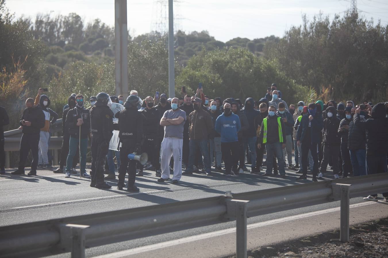 Piquetes cortan la carretera que comunica con el hospital de la Línea de la Concepción